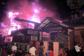 Χιλιάδες οι πρόσφυγες από τις συγκρούσεις στις Μολούκες