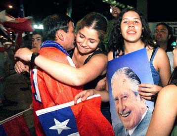 Εντονες αντιδράσεις προκαλεί η ιατρική γνωμάτευση υπέρ μη έκδοσης του Πινοσέτ