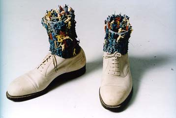 Δέκα καλλιτέχνες μάς καλούν στα… δωμάτιά τους