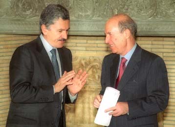 ΟΝΕ και ευρωπαϊκές εξελίξεις κυριάρχησαν στη συνάντηση Σημίτη-Ντ Αλέμα