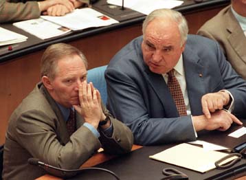 Δεν προτίθεται να παραιτηθεί, δηλώνει ο ηγέτης του CDU Βόλφγκανγκ Σόιμπλε