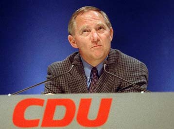 Ο Σόιμπλε αποκαλύπτει ότι δέχτηκε δωρεά από έμπορο όπλων