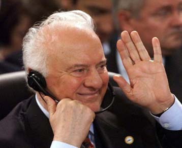 Ανανέωση της προεδρικής του θητείας επιδιώκει ο Εντβαρντ Σεβαρντνάτζε