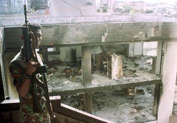 Σε κρίσιμο σημείο οι σχέσεις προέδρου-στρατού, ταραχές στις επαρχίες