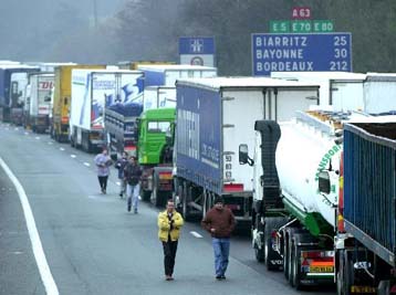 Συνοριακά μπλόκα στήνουν οι ιδιοκτήτες φορτηγών στη Γαλλία