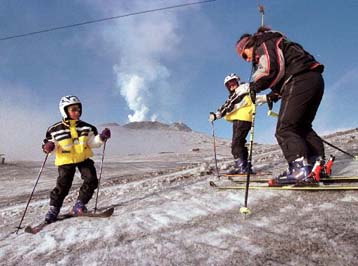 Το ηφαίστειο Αίτνα στη Σικελία ξυπνά