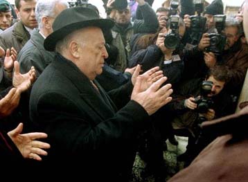 Την επανεκλογή του προέδρου Ντεμιρέλ προωθεί ο Τούρκος πρωθυπουργός