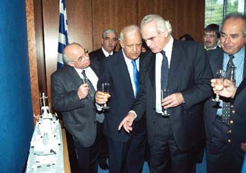 Συμβάσεις ύψους 190 δισ. δραχμών υπέγραψε το Πολεμικό Ναυτικό με τα Ναυπηγεία Ελευσίνας