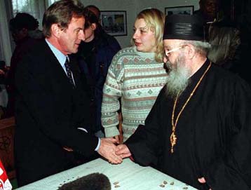 Επιθέσεις από Αλβανούς και συμφιλιωτικές δηλώσεις Κουσνέρ