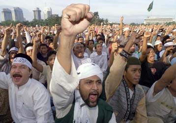 Με κήρυξη ιερού πολέμου απειλούν οι μουσουλμάνοι αν δεν τεθεί τέλος στη θρησκευτική βία