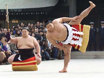 Επίδειξη σούμο τελετουργίας στην Ιαπωνία για το 2000