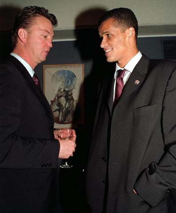 Στο περιθώριο ο Ριβάλντο από τον Φαν Γκάαλ