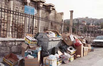 Αύξηση των σκουπιδιών κατά 800 τόνους, μείωση των εργαζομένων καθαριότητας