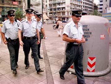 Αλλοι 1.000 αστυνομικοί αρχίζουν πεζές περιπολίες στην Αθήνα