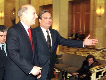 Αισιόδοξος για περαιτέρω βελτίωση της ελληνικής οικονομίας το 2000