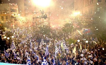 Αμφίρροπη η μάχη των εκλογών σύμφωνα με τις πρώτες δημοσκοπήσεις για το 2000