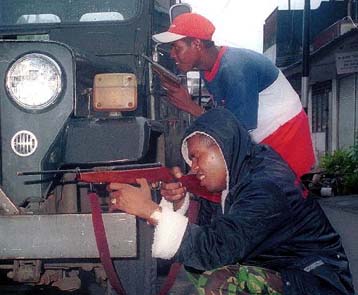 Συνεχίζονται οι ταραχές στη Ινδονησία παρά την επιβολή στρατιωτικού νόμου