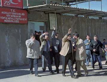 Διατηρούν το αξίωμά τους οι τρεις Κούρδοι δήμαρχοι