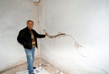 Εκκενώθηκε πολυκατοικία του Πειραιά που παρουσίασε κλίση