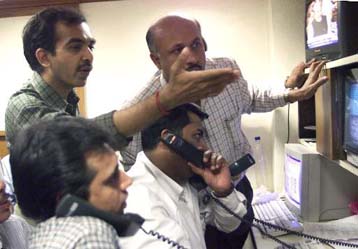 Η Ινδία προειδοποιεί το Πακιστάν για το Κασμίρ και αυξάνει τις αμυντικές της δαπάνες