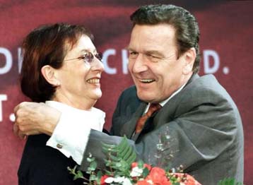 Ο Σρέντερ προειδοποιεί τη CDU για εισχώρηση ακροδεξιών στελεχών στους κόλπους της