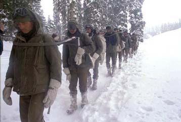 Πολύνεκρη πακιστανική επίθεση σε μεθοριακό φυλάκιο του Κασμίρ καταγγέλλει η Ινδία