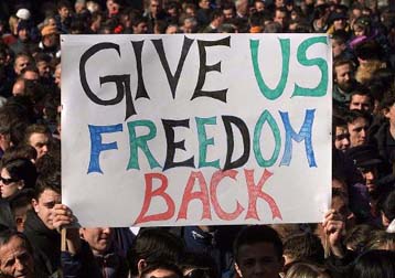 Ενίσχυση της KFOR ζητεί ο Kλάους Ράινχαρντ – Πορεία Σέρβων στη Μιτρόβιτσα