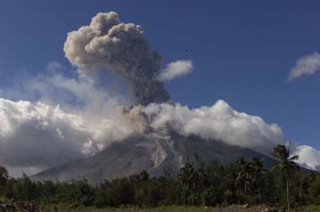 Κίνδυνος νέων εκρήξεων του ηφαιστείου Μαγιόν στις Φιλιππίνες