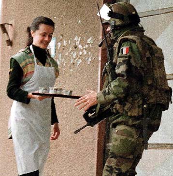 Οι ΗΠΑ δηλώνουν ότι ενδέχεται να στείλουν ενισχύσεις στο Κόσοβο