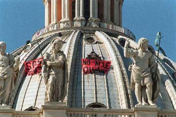 Με φόντο τη βασιλική του Αγίου Πέτρου στο Βατικανό η διαμαρτυρία Ισπανών οικολόγων