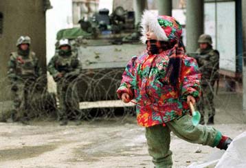 Νέο κατηγορώ του Χόλμπρουκ για την κρίση στη Μιτρόβιτσα – Ενισχύει τις δυνάμεις της η Γαλλία