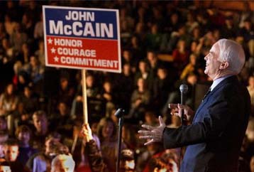 Σκληρή μάχη Μπους – Μακέιν στα προκριματικά του Μίσιγκαν και της Αριζόνα