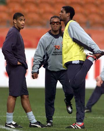 Προετοιμασίες ομάδων και αστυνομίας για το Euro 2000