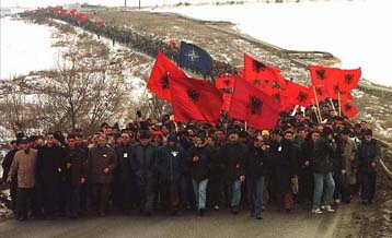 Oι διαδηλωτές συρρέουν στη Μιτρόβιτσα – Προειδοποιήσεις Ρόμπερτσον