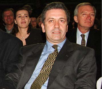 Την επιστροφή του στο κέντρο της πολιτικής σκηνής το 2003 επιθυμεί ο Δ.Αβραμόπουλος