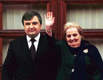 Εύσημα και παραινέσεις από τη Μ.Ολμπράιτ στον Αλβανό πρωθυπουργό