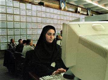 Εν μέσω επεισοδίων συνεχίζεται η καταμέτρηση ψήφων στο Ιράν – Προηγούνται οι μεταρρυθμιστές