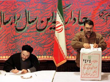 Πρωτοφανής η προσέλευση των Ιρανών στις κάλπες – Το Σάββατο τα πρώτα αποτελέσματα