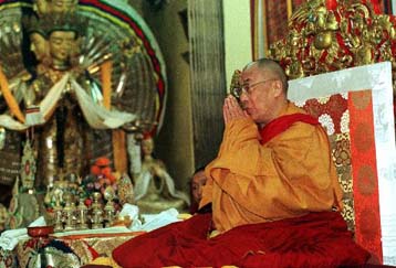 Ο Καρμάπα σε κοινή εμφάνιση με τον Δαλάι Λάμα