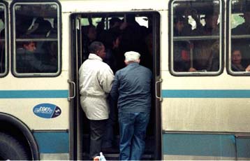 Απώλειες 25 εκατ. δρχ. ημερησίως προκαλούν οι δωρεάν μετακινήσεις με τις συγκοινωνίες