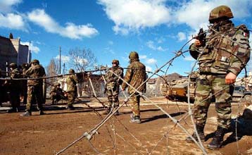 Οικονομικά μέτρα, παράλληλα με τα στρατιωτικά, ζητεί ο επικεφαλής της ΚFOR