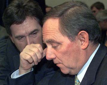 Εκλογή νέας κοινοβουλευτικής ηγεσίας προωθεί το CDU – Επισφαλής η θέση του Σόιμπλε