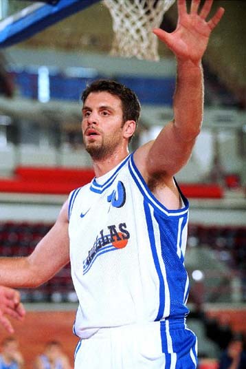 Οι 16 εκλεκτοί του Κώστα Πετρόπουλου