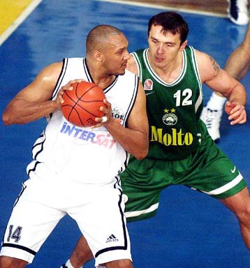 Και τυπικά προπονητής του ΠΑΟΚ για τους επόμενους 18 μήνες ο Φλεβαράκης