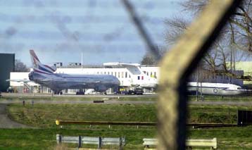 Επιστρέφουν στο Αφγανιστάν οι μισοί σχεδόν όμηροι της αεροπειρατείας των Ariana Airlines