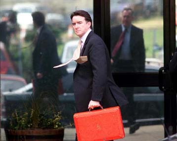 Αναστολή των θεσμών αυτονομίας στη Β.Ιρλανδία αποφάσισε η βρετανική κυβέρνηση