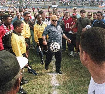 Το ποδόσφαιρο πρέπει να βοηθήσει τον Ντιέγκο υποστηρίζει ο Μπεκενμπάουερ