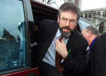 Ο Τζέρι Ανταμς προειδοποιεί το Λονδίνο να μην αναστείλει την ισχύ των θεσμών στη Β.Ιρλανδία