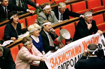 Οι δεξιοί βουλευτές ανακαταλαμβάνουν το Κοινοβούλιο