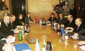 Με το βλέμμα στραμμένο στον γ γύρο ολοκληρώνονται οι εκ του σύνεγγυς συνομιλίες